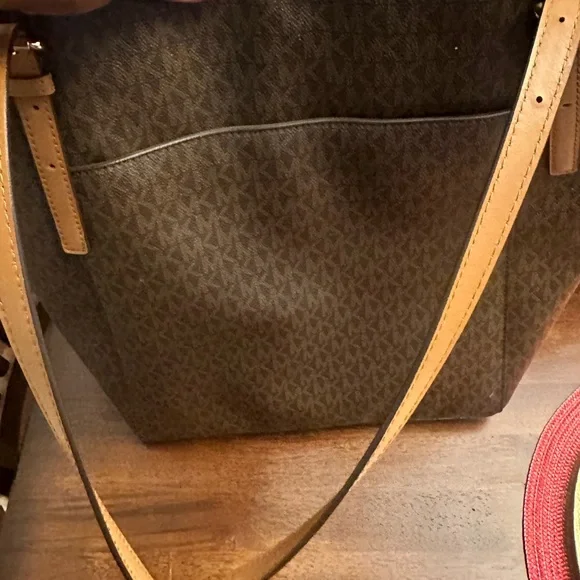 Michael Kors Large East West Tote  with matching wallet . - Picture 10 of 12